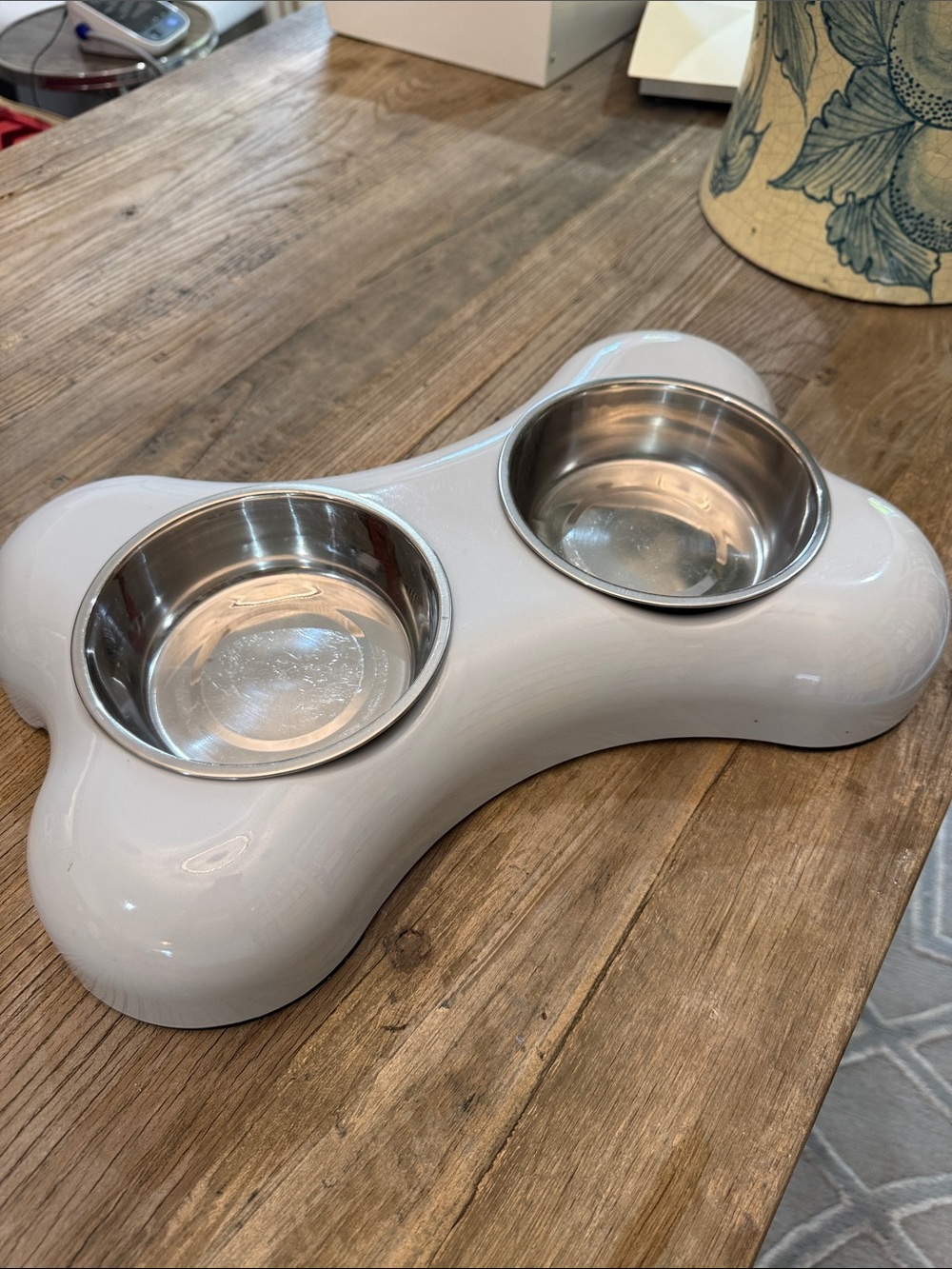 Pet feeding bowl set